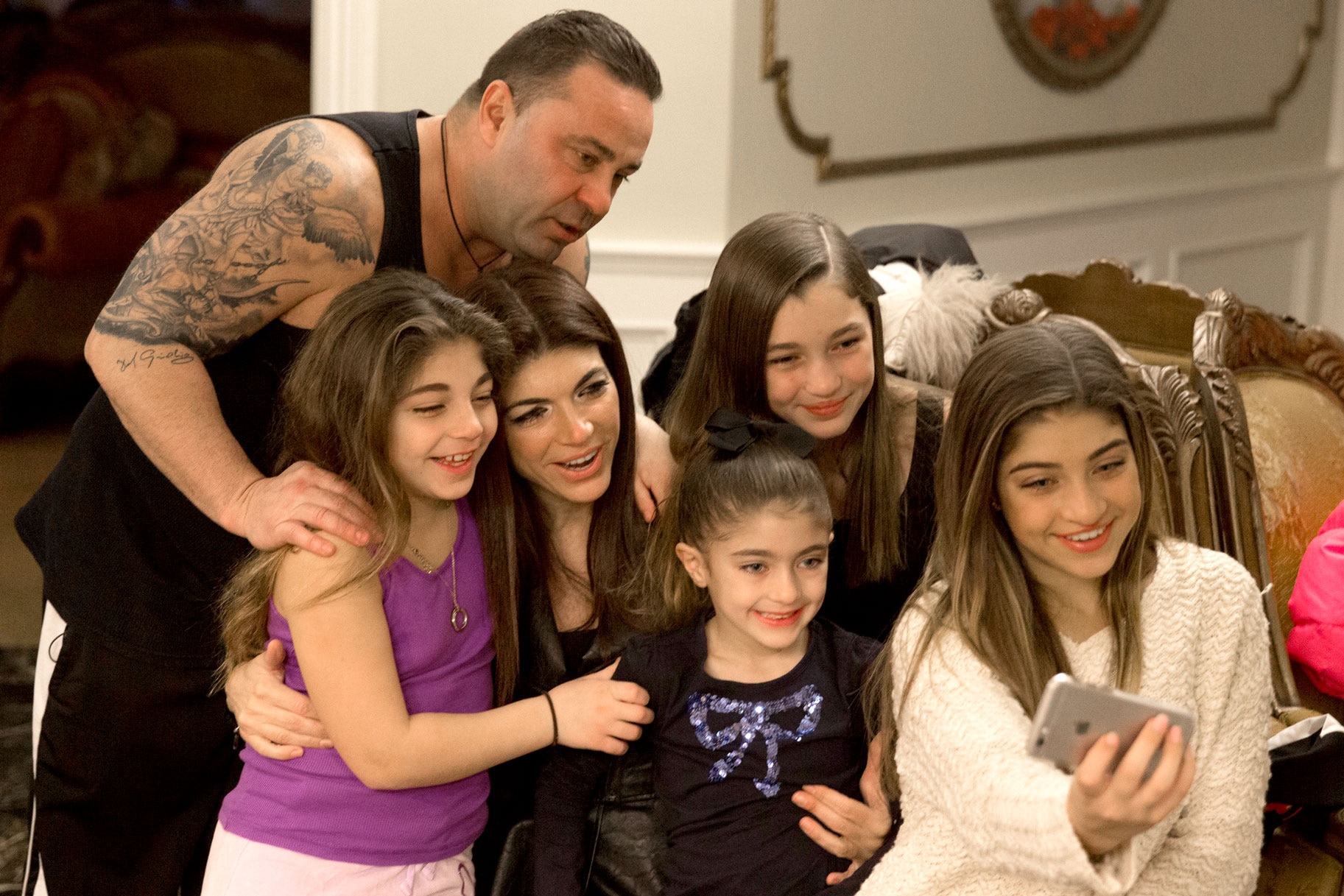 Joe Giudice Reunites With Daughters In Italy Photos The Daily Dish 