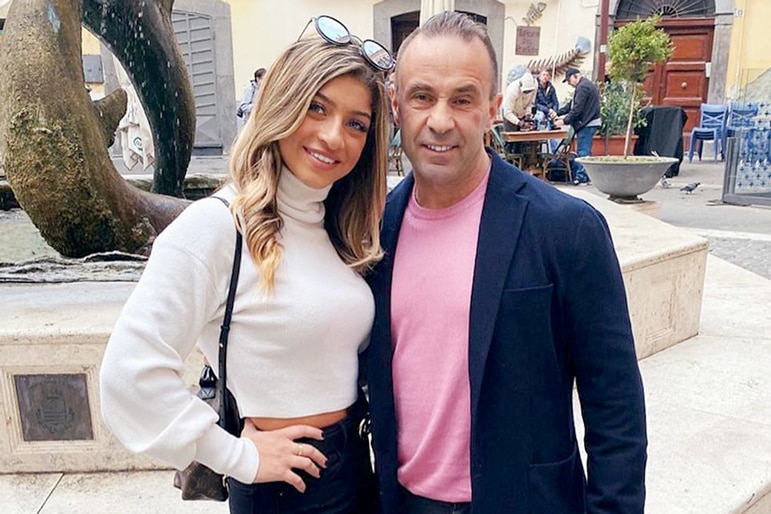 Joe Giudice Daughters Spend Christmas In Italy Teresa Reacts The Daily Dish 