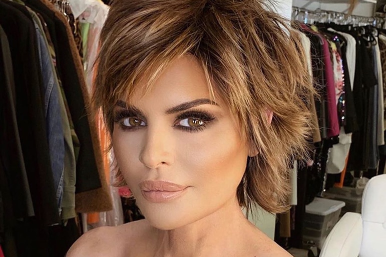 Lisa Rinna Shares New Curly Hairstyle With Bangs Wig The Daily Dish