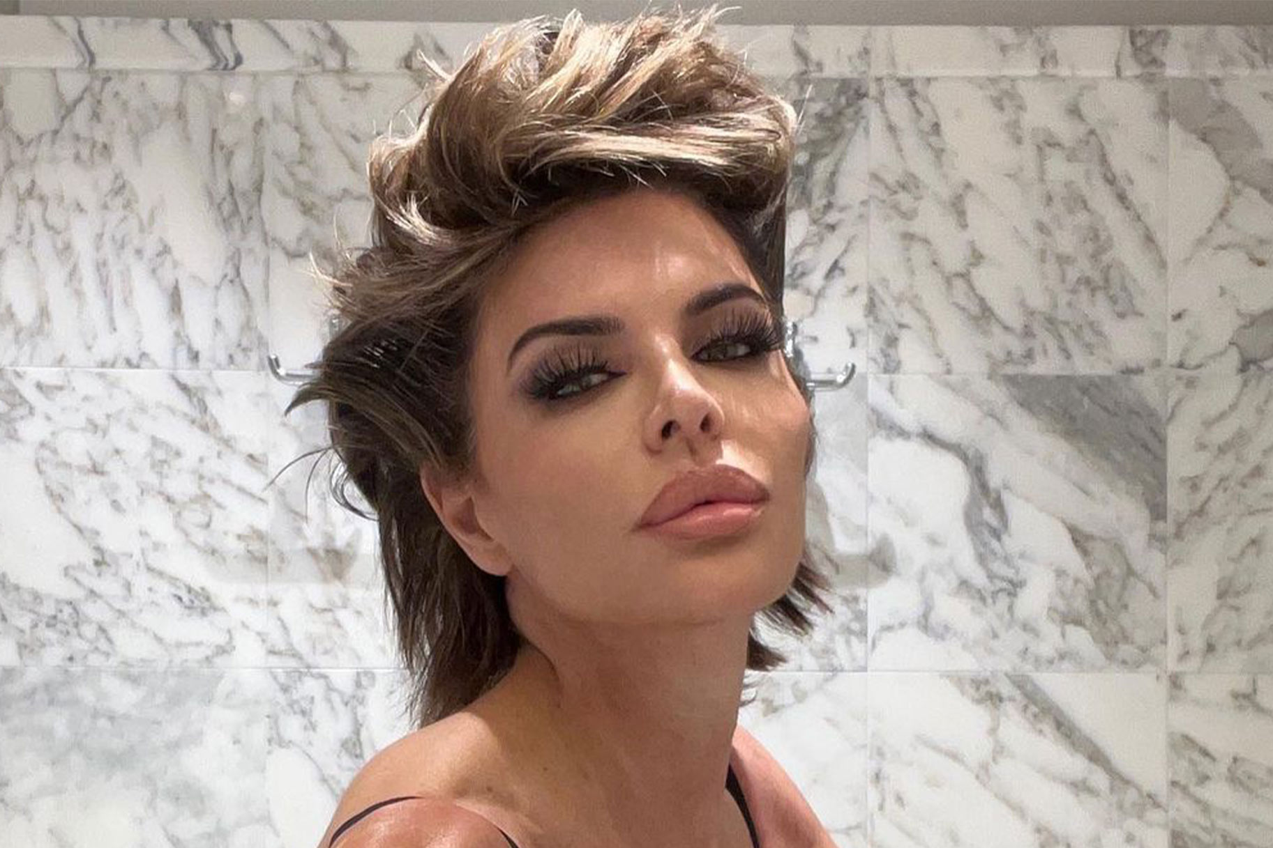 1825px x 1217px - Lisa Rinna Poses Naked in a Mirror Selfie: Photo | Style & Living