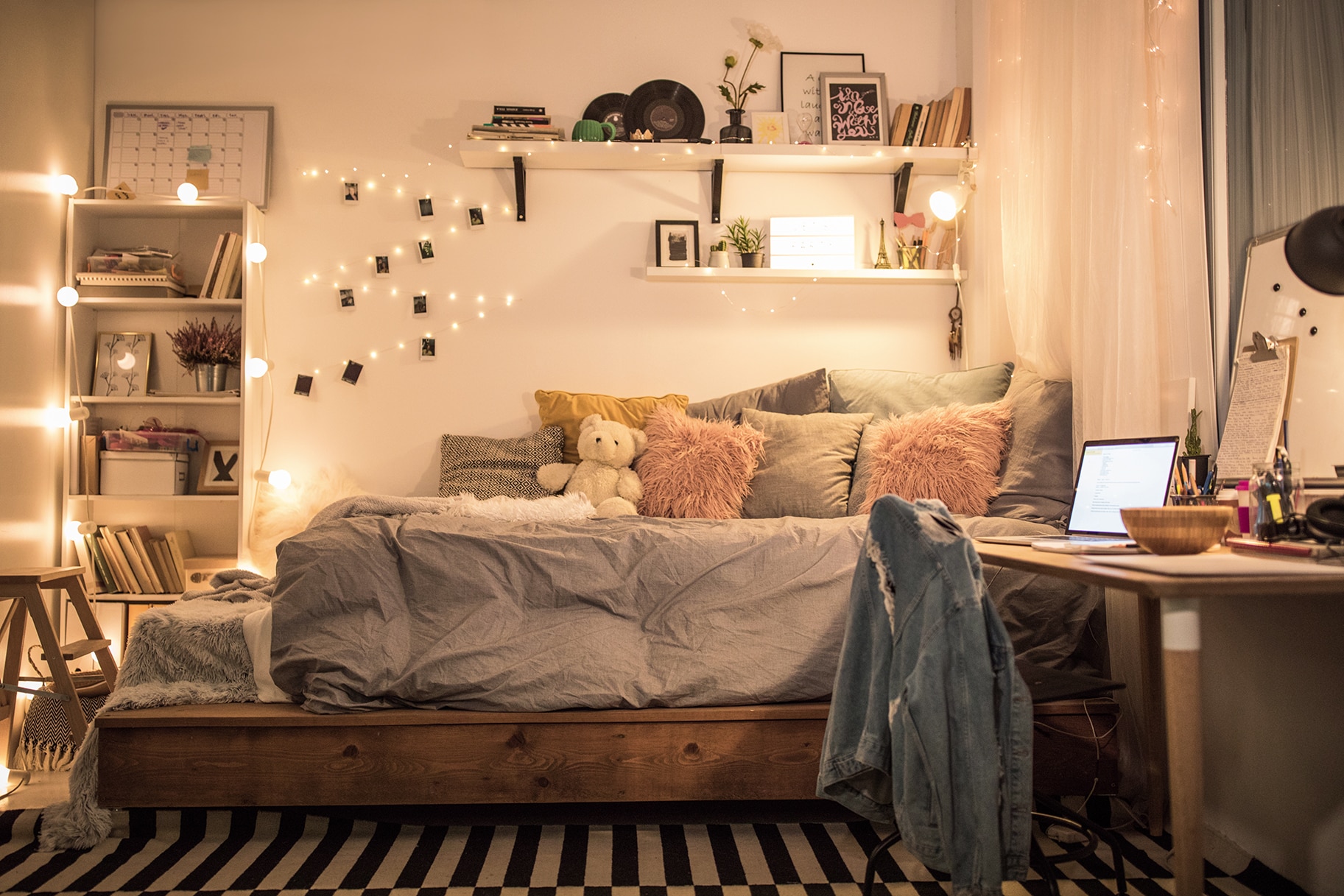 Stylish Sophisticated Ways to Decorate a Dorm  Room  