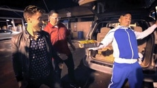 Lance Bass and Graham Elliot Track Down a Crafty Crab Dealer at a Car Wash