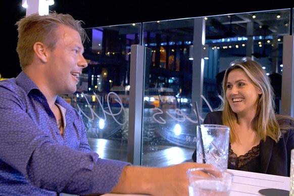 Joao Franco i Tzarina Mace Ralph siedzą przy stole w restauracji podczas randki razem