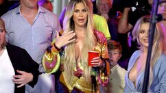 Kim Zolciak-Biermann stage fright to perform "Wig"