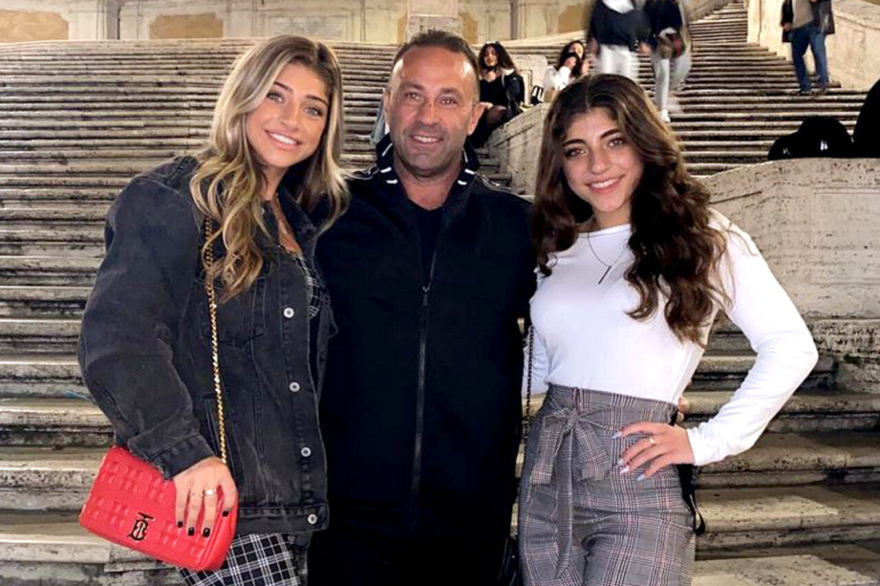 Joe Giudice Reunites with Daughters and Mom in Italy: Photos | The Daily  Dish