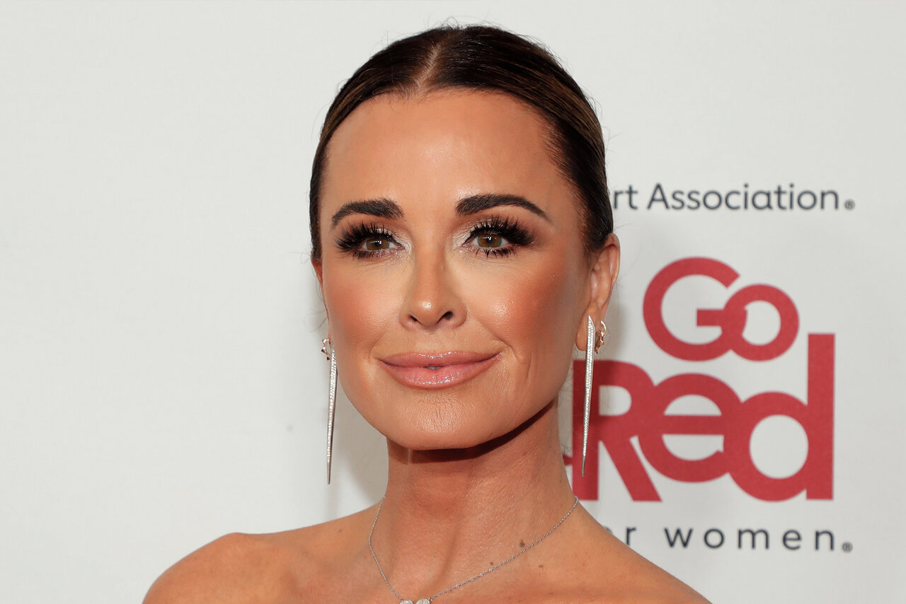 Kyle Richards Shows Off Abs in Gym Selfie After Denying Ozempic Use and  Tummy Tuck