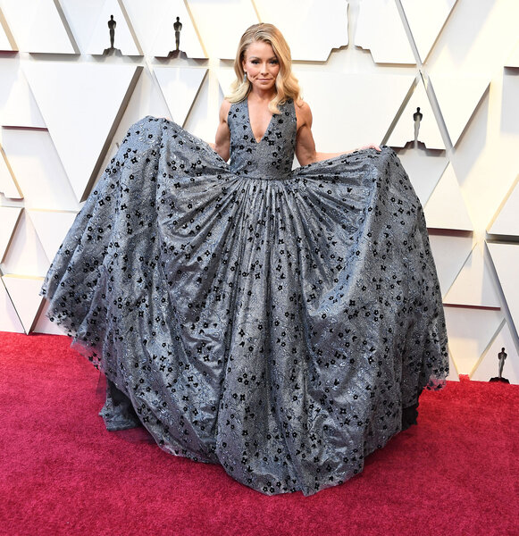 Kelly ripa hotsell oscars 2019 dress