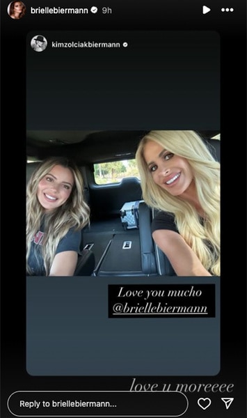 Brielle Biermann takes a selfie with her mom Kim Zolciak in a car