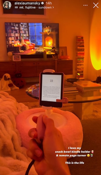 Alexia Umansky reading a book in her home.