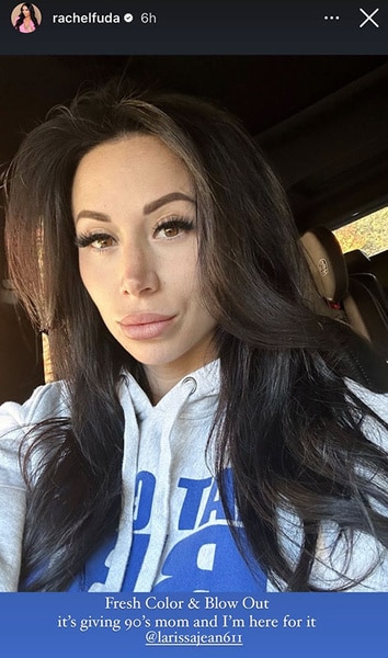 Rachel Fuda showing her refreshed hair while sitting in a car.