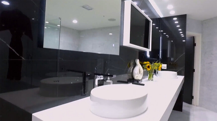 Justyna Johnson - eXp Realty - Tiny bathroom inside a Louis Vuitton bag 😂