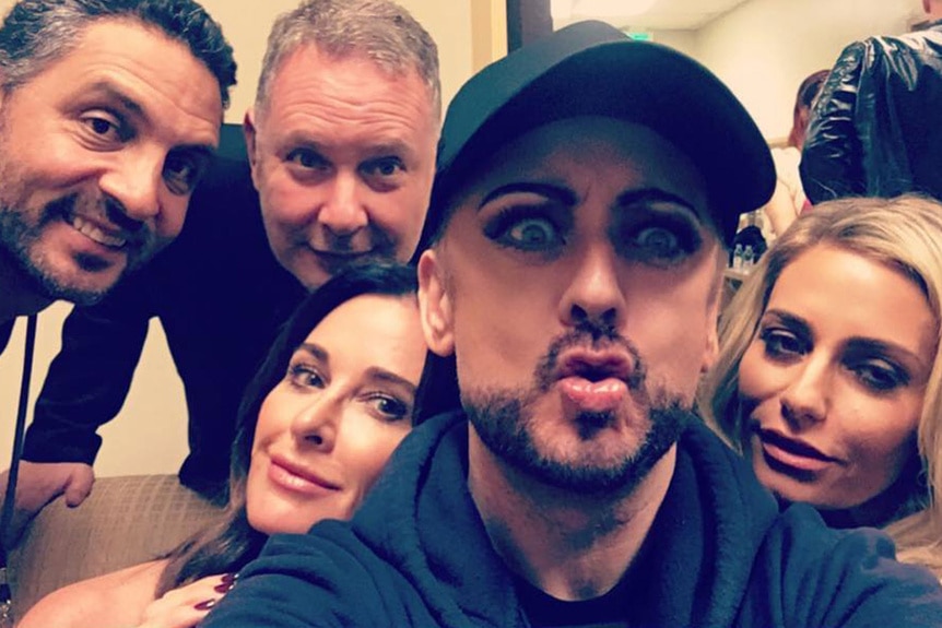 Kyle Richards, Mauricio Umansky, Dorit Kemsley, Paul Kemsley and Boy George posing together.